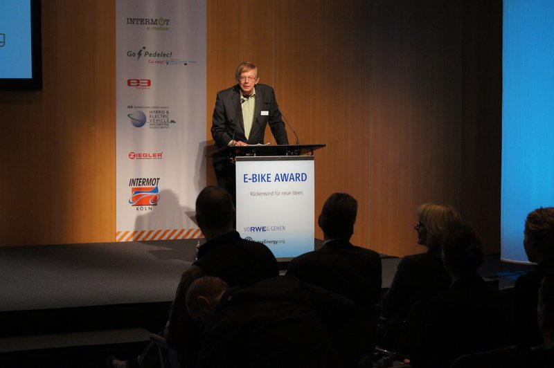 Ludger Koopmann vom ADFC hält die Laudatio auf den Sieger des E-Bike Awards. Foto: e-Rad Hafen